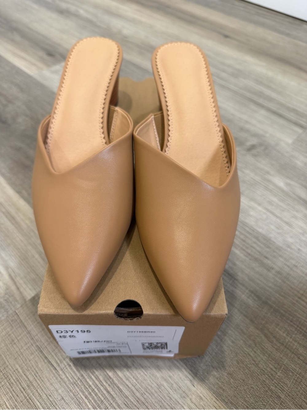 Women’s Pointed Toe Mule in Tan